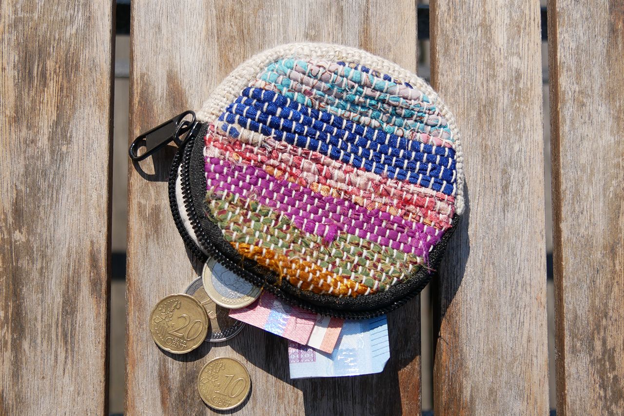 Geldbeutel rund aus Bio-Hanf und Recycle-Sari / Recycle Wolle