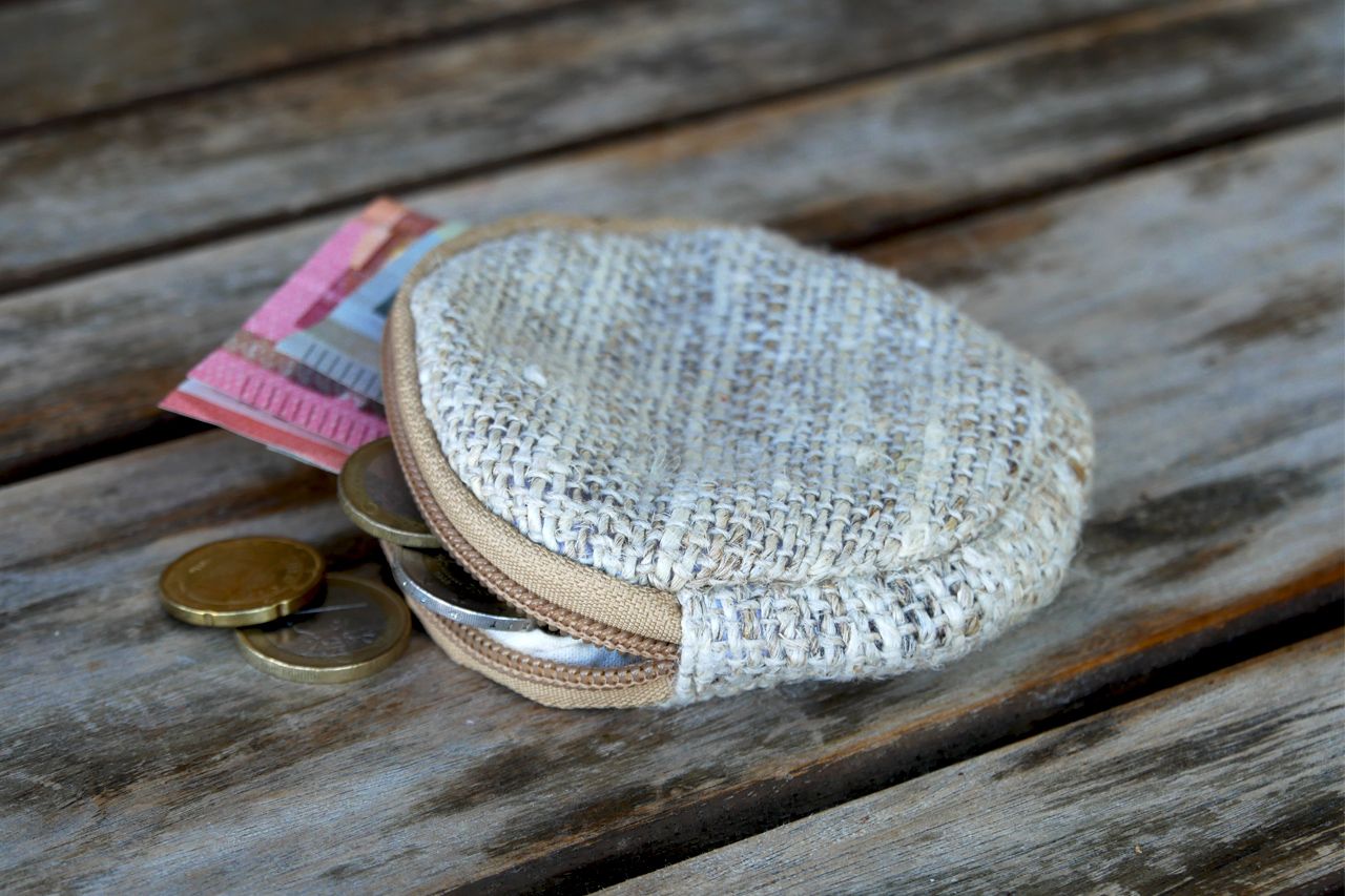 Geldbeutel rund aus Bio-Hanf und Recycle-Sari / Recycle Wolle