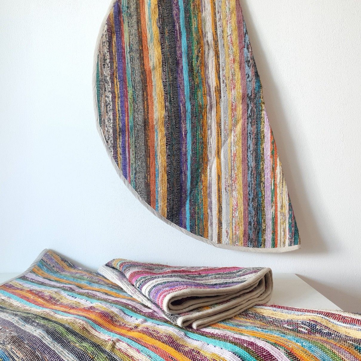 Runder Teppich, Tischdecke oder Wanddeko handgewebt aus Recycle Sari