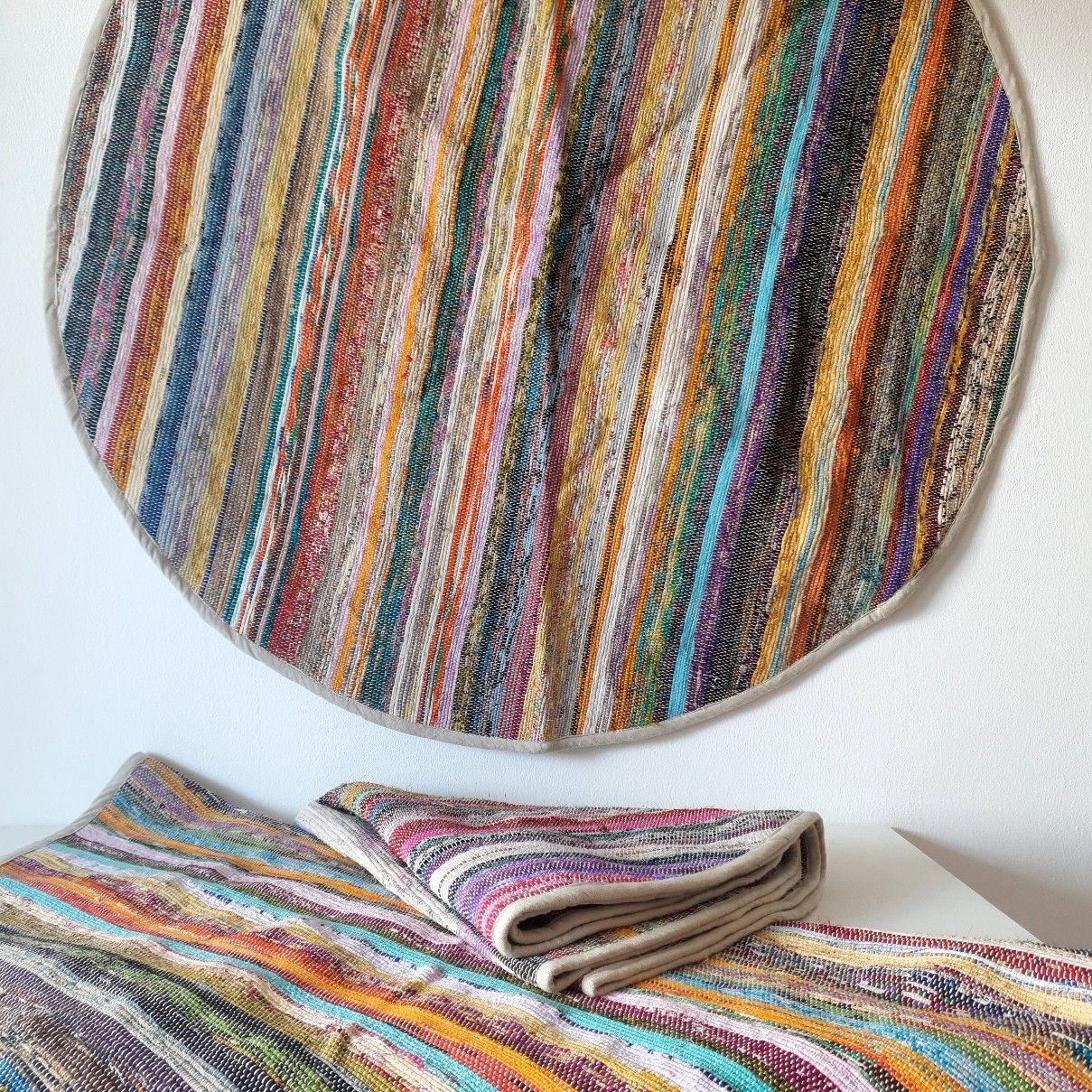 Runder Teppich, Tischdecke oder Wanddeko handgewebt aus Recycle Sari