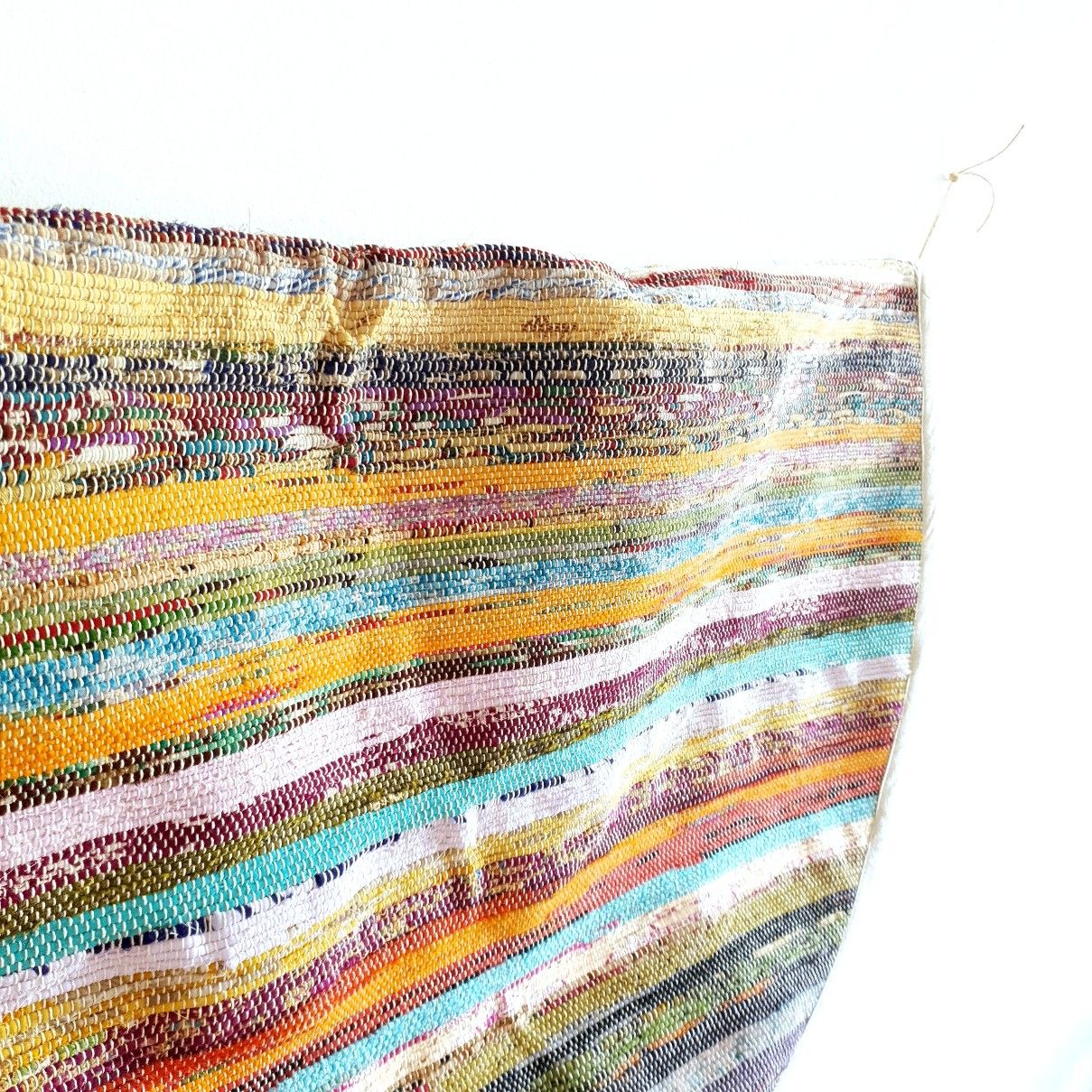 Runder Teppich, Tischdecke oder Wanddeko handgewebt aus Recycle Sari