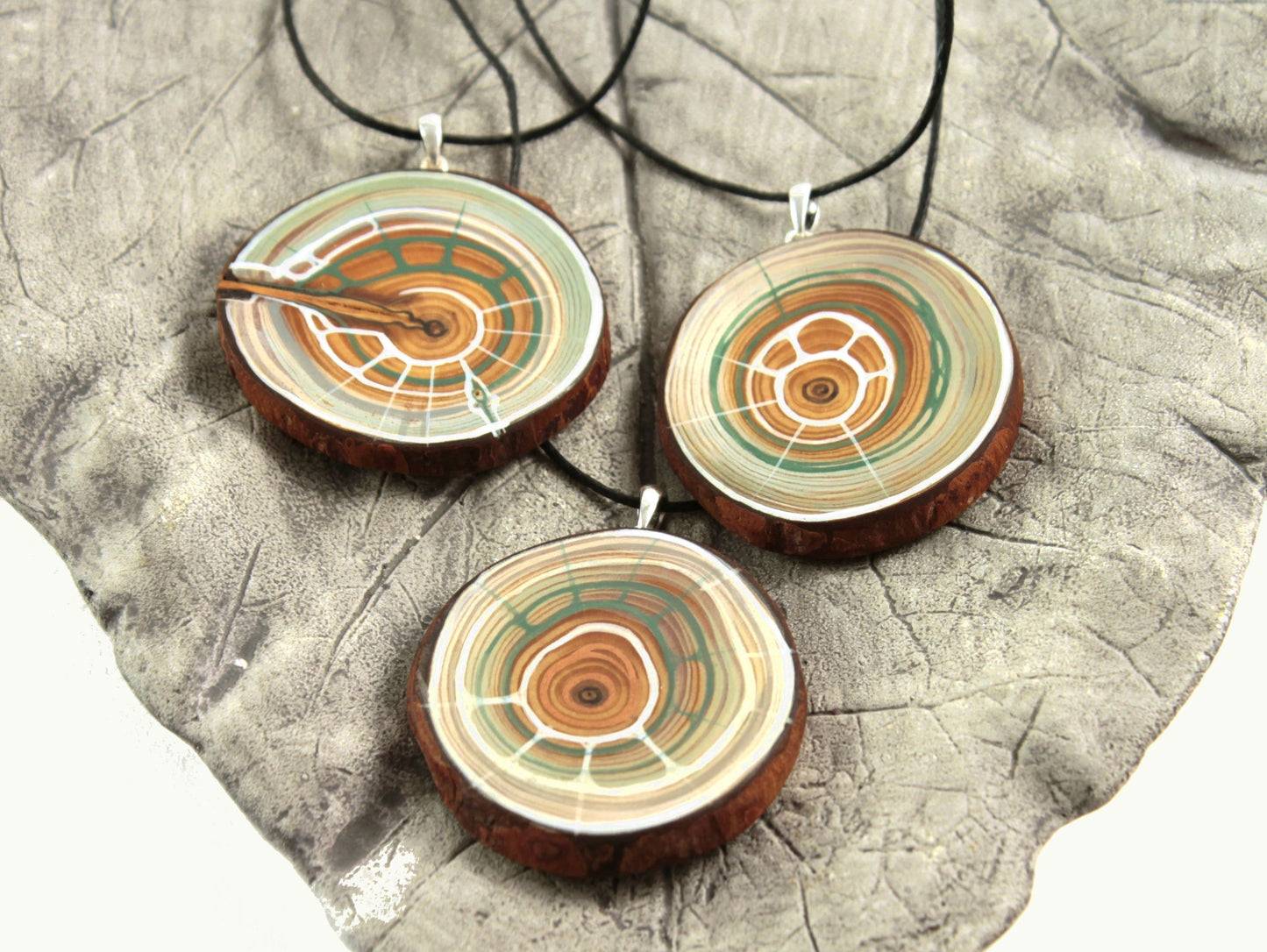 Halsband LUFT | Amulett aus Lärchenholz | handgemacht in Tirol