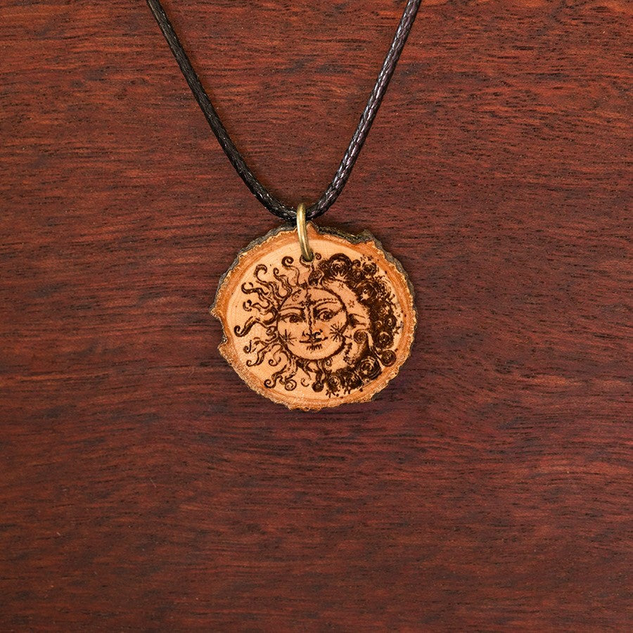 Zirbenholzschmuck Ø2-3cm | verschiedene Motive | aus Tirol in Österreich