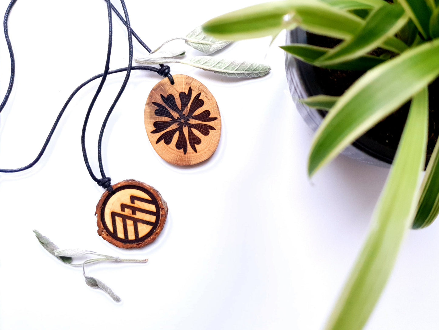 Zirbenholzschmuck Ø3-5cm | verschiedene Motive | aus Tirol in Österreich