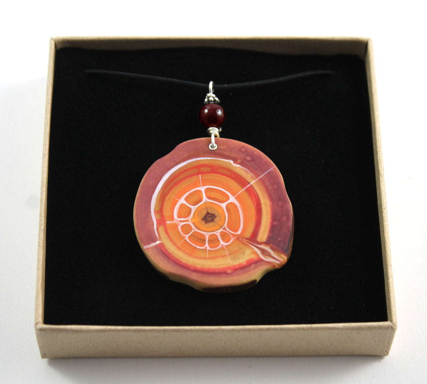Halsband FEUER | Amulett aus Zirbenholz | handgemacht in Tirol