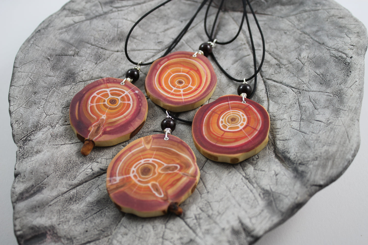 Halsband FEUER | Amulett aus Zirbenholz | handgemacht in Tirol