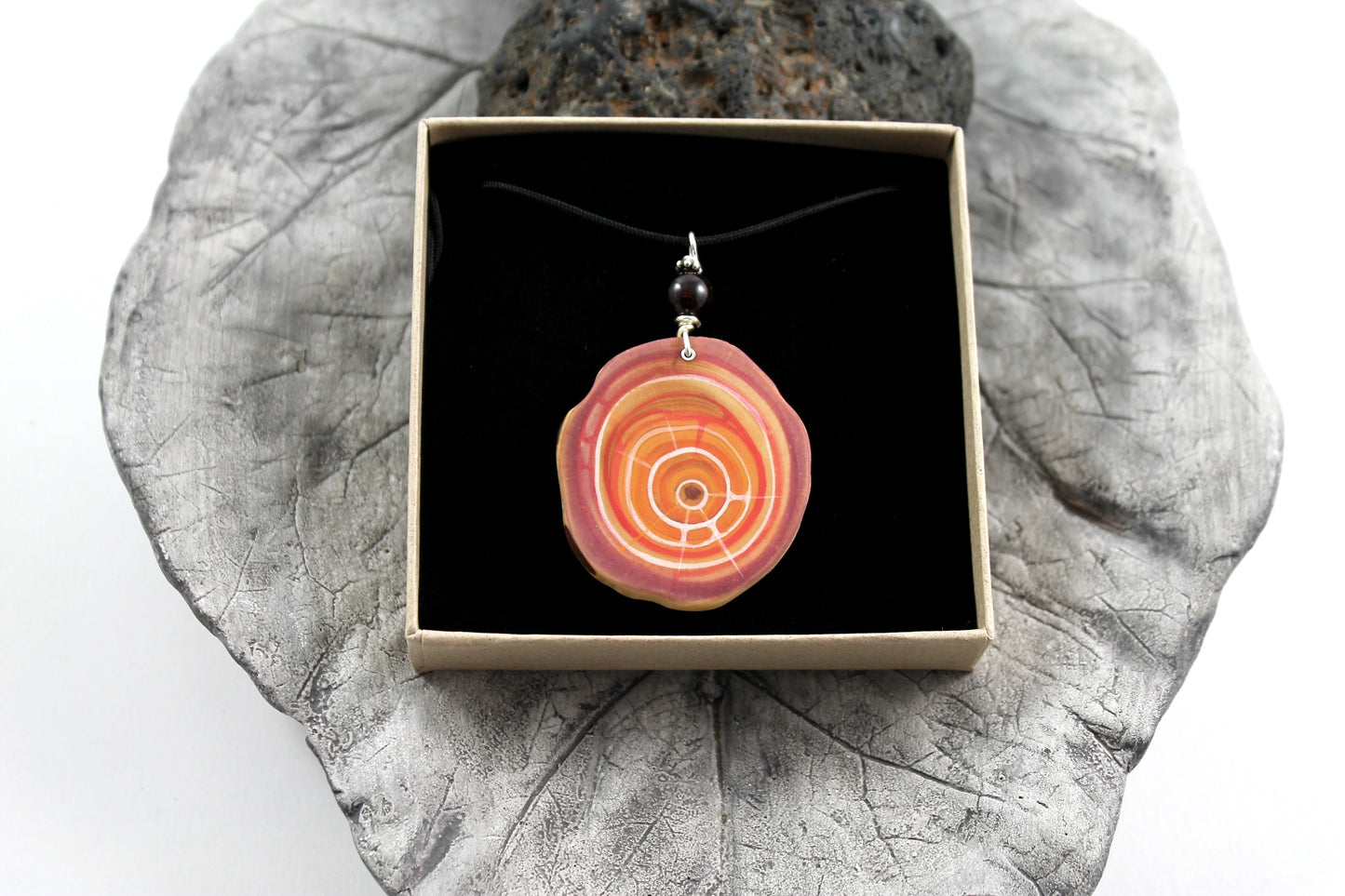 Halsband FEUER | Amulett aus Zirbenholz | handgemacht in Tirol