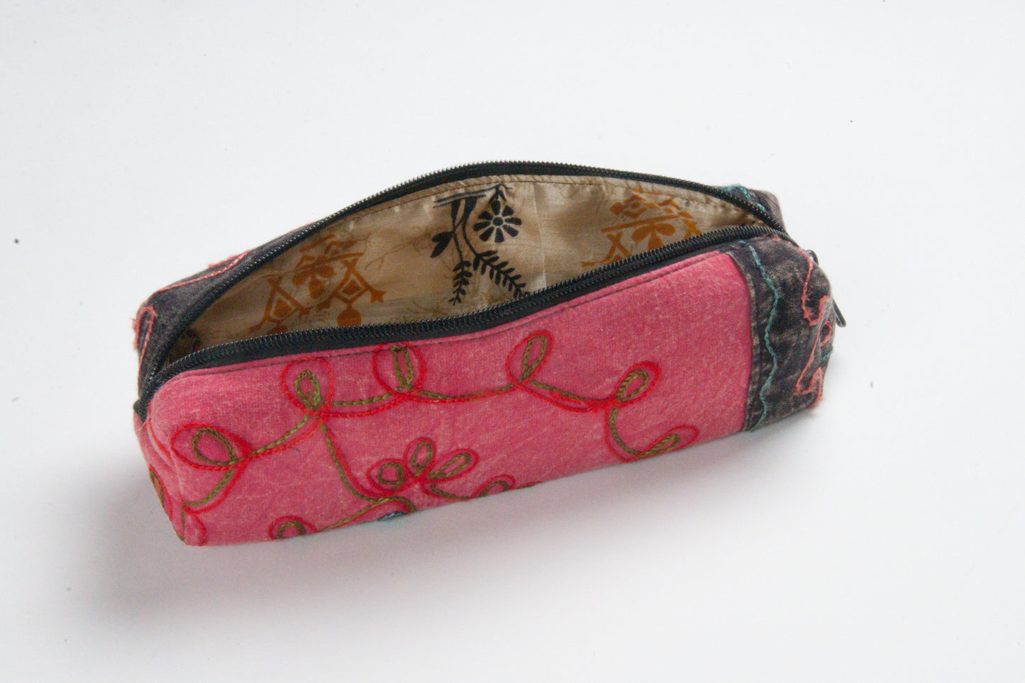 Federpenal bestickt - fair produziert in Nepal für Himal Hemp (Federtasche / Pencil Box)