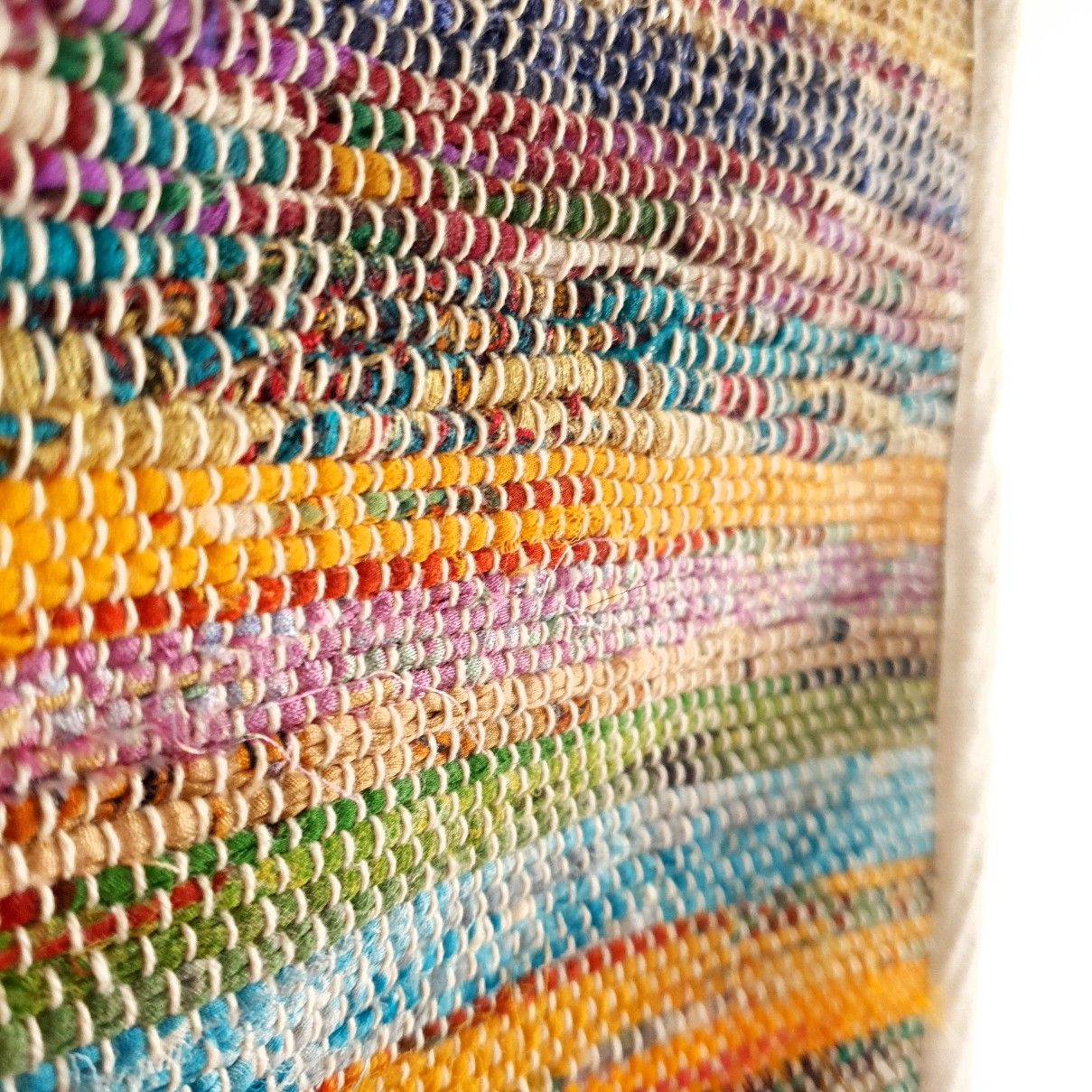 Runder Teppich, Tischdecke oder Wanddeko handgewebt aus Recycle Sari