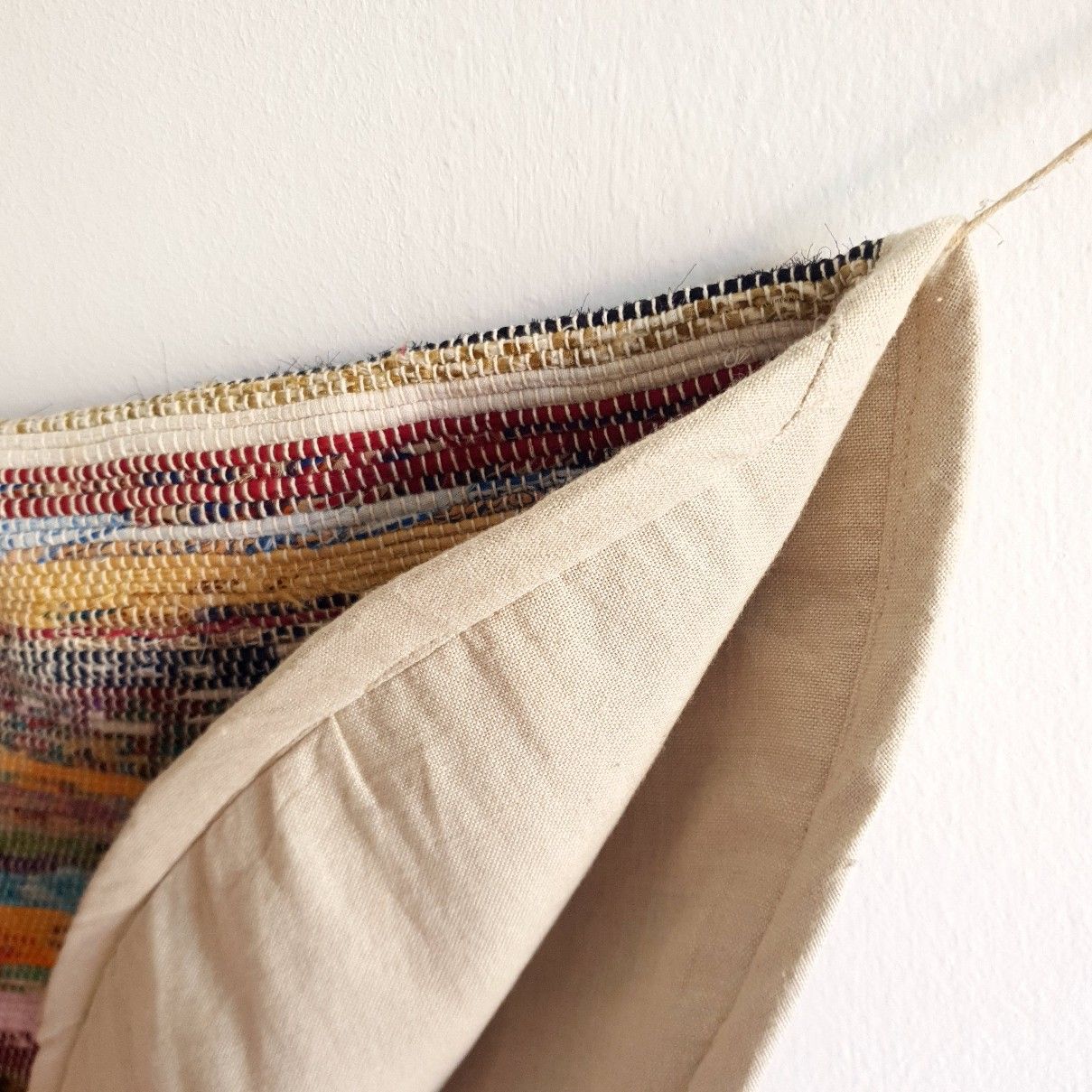 Runder Teppich, Tischdecke oder Wanddeko handgewebt aus Recycle Sari