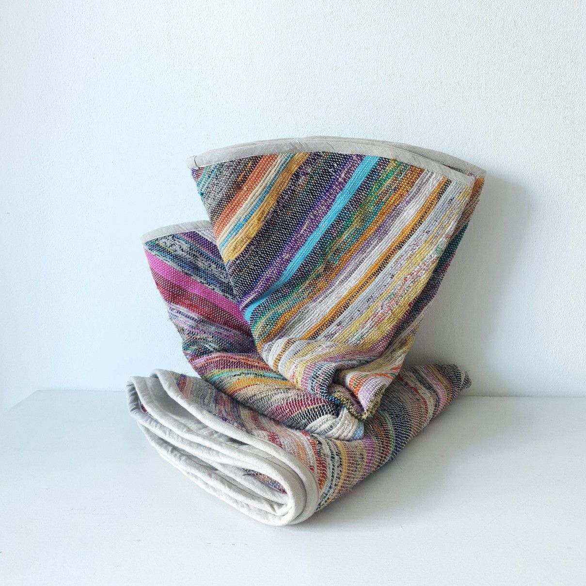Runder Teppich, Tischdecke oder Wanddeko handgewebt aus Recycle Sari