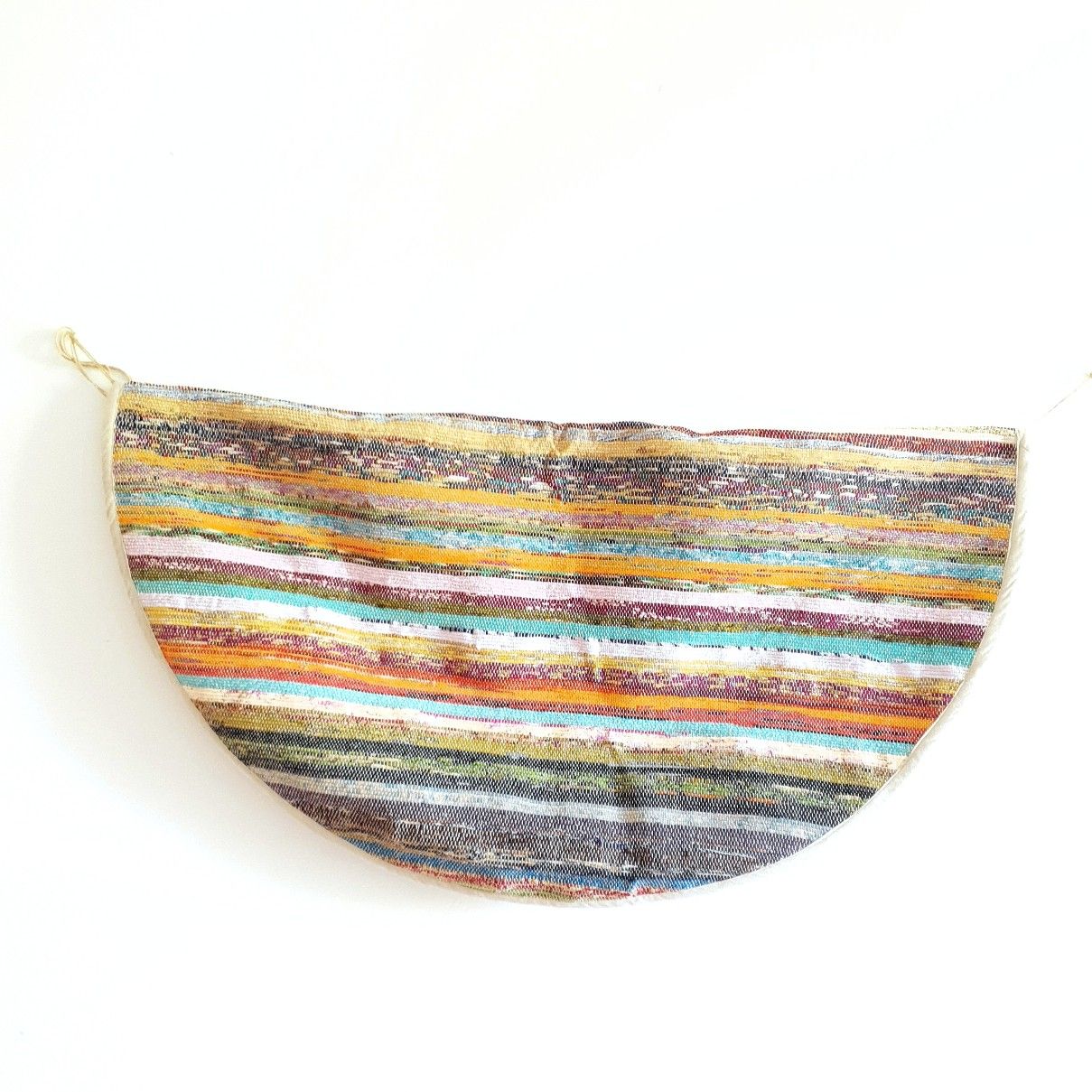 Runder Teppich, Tischdecke oder Wanddeko handgewebt aus Recycle Sari
