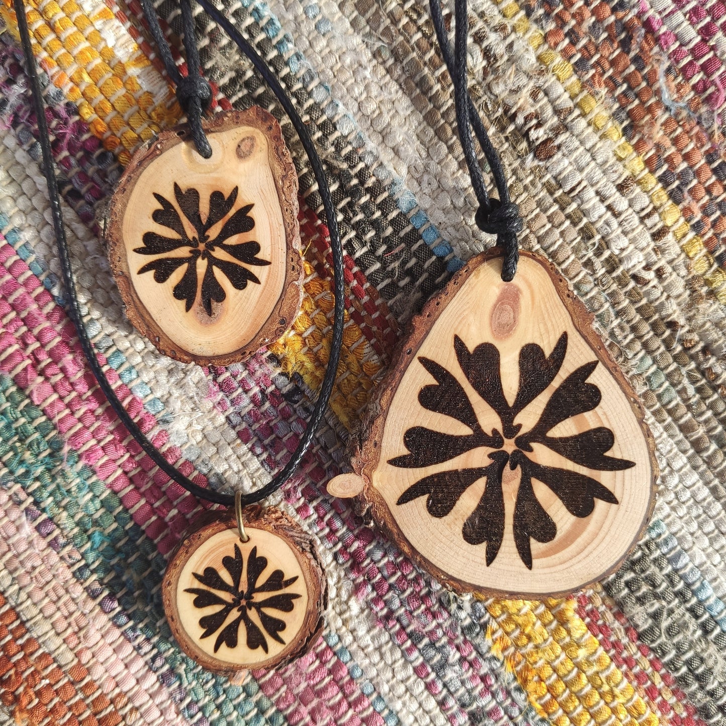 Klitoris Mandala JANA Anhänger aus Zirbenholz