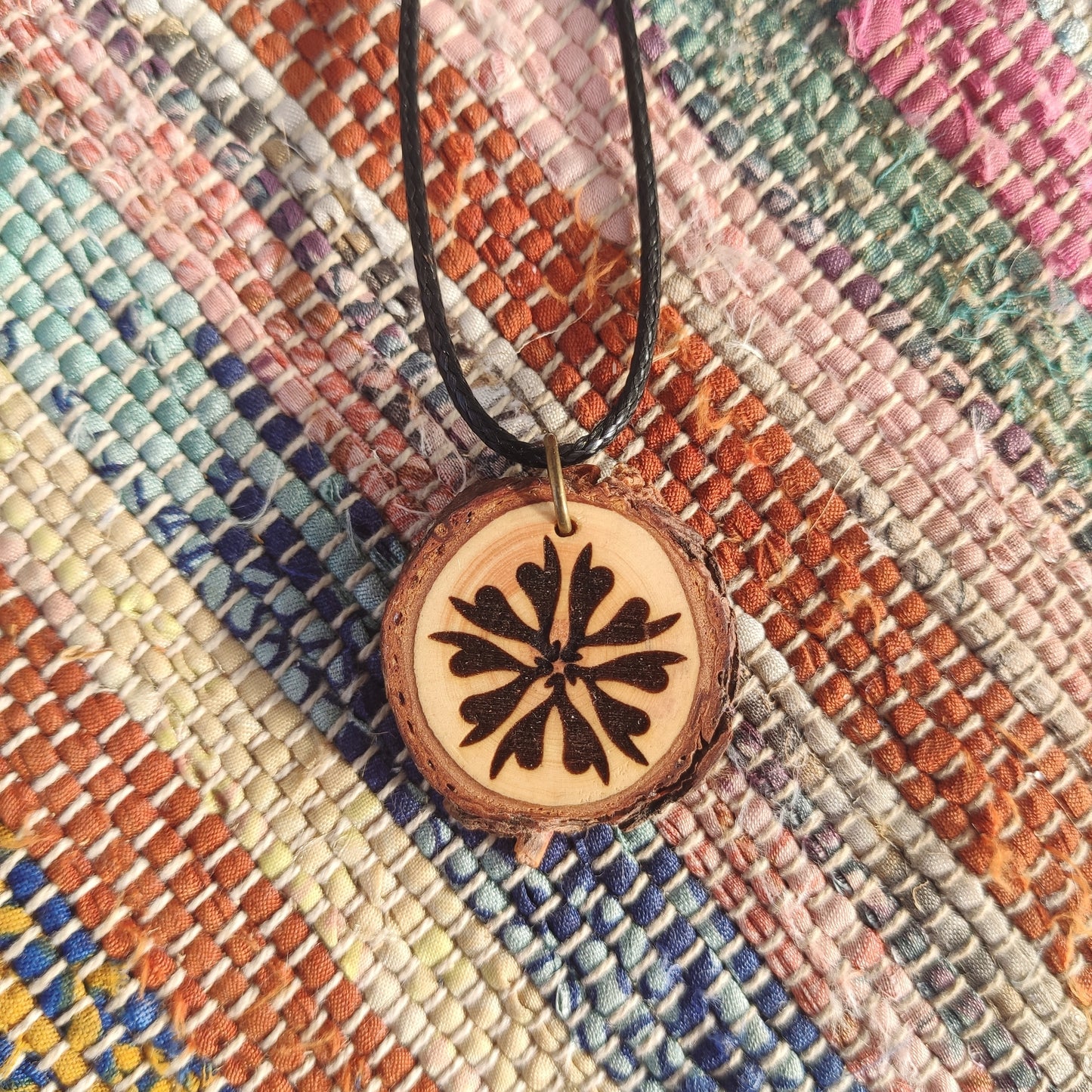Klitoris Mandala JANA Anhänger aus Zirbenholz