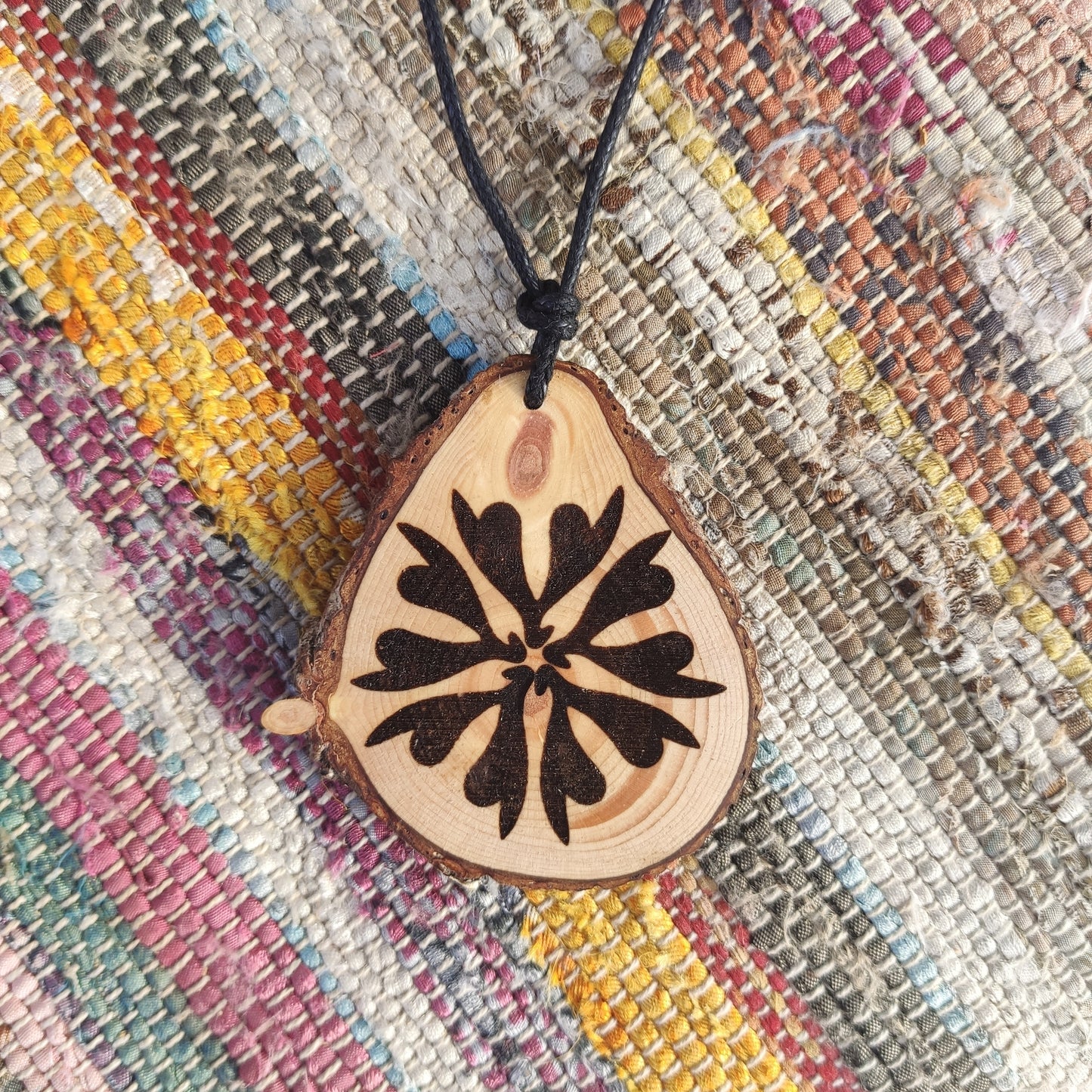 Klitoris Mandala JANA Anhänger aus Zirbenholz