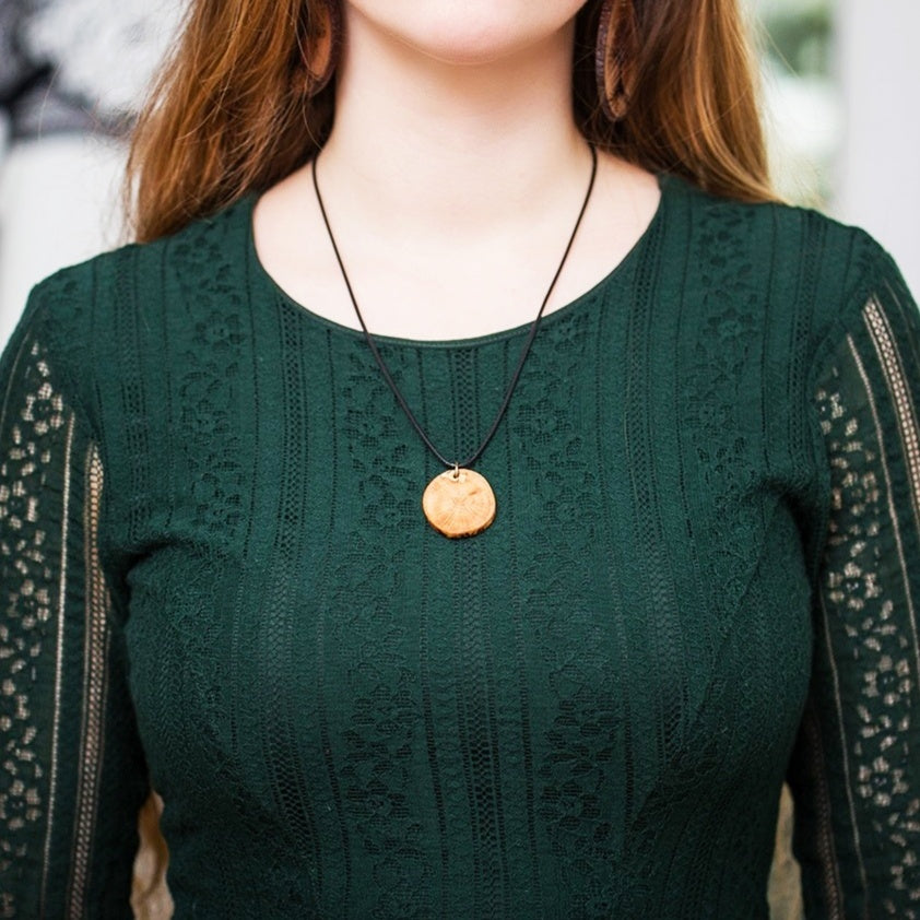 Klitoris Mandala JANA Anhänger aus Zirbenholz