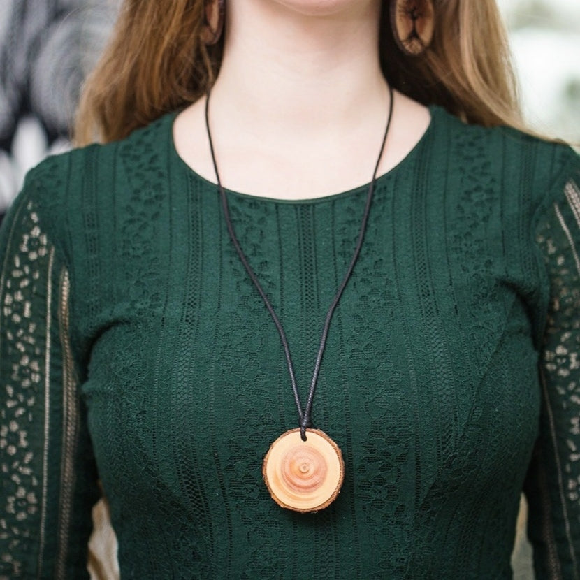 Klitoris Mandala JANA Anhänger aus Zirbenholz