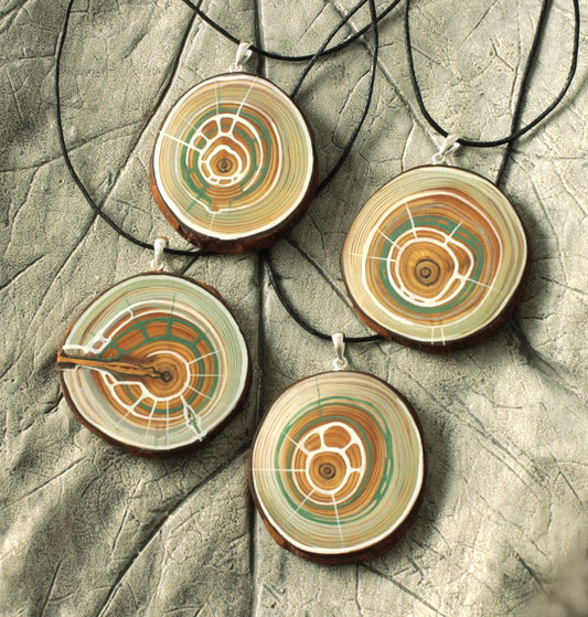 Halsband LUFT | Amulett aus Lärchenholz | handgemacht in Tirol