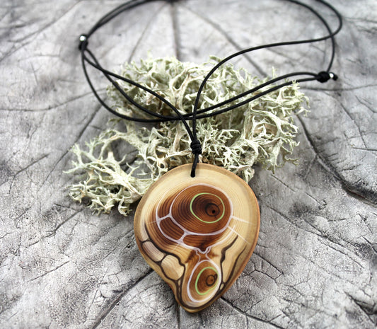 Halsband ERDE |Amulett aus Eibenholz | handgemacht in Tirol