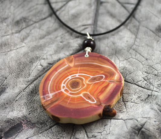 Halsband FEUER | Amulett aus Zirbenholz | handgemacht in Tirol
