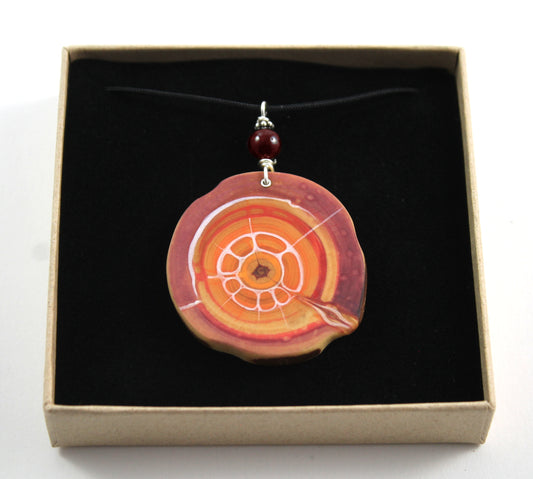 Halsband FEUER | Amulett aus Zirbenholz | handgemacht in Tirol