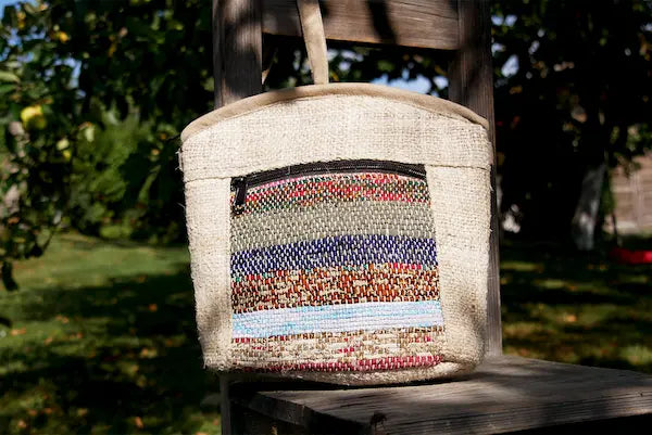 Handtasche CHEKKA Bag aus wildem Hanf und Recycle-Sari-im garten